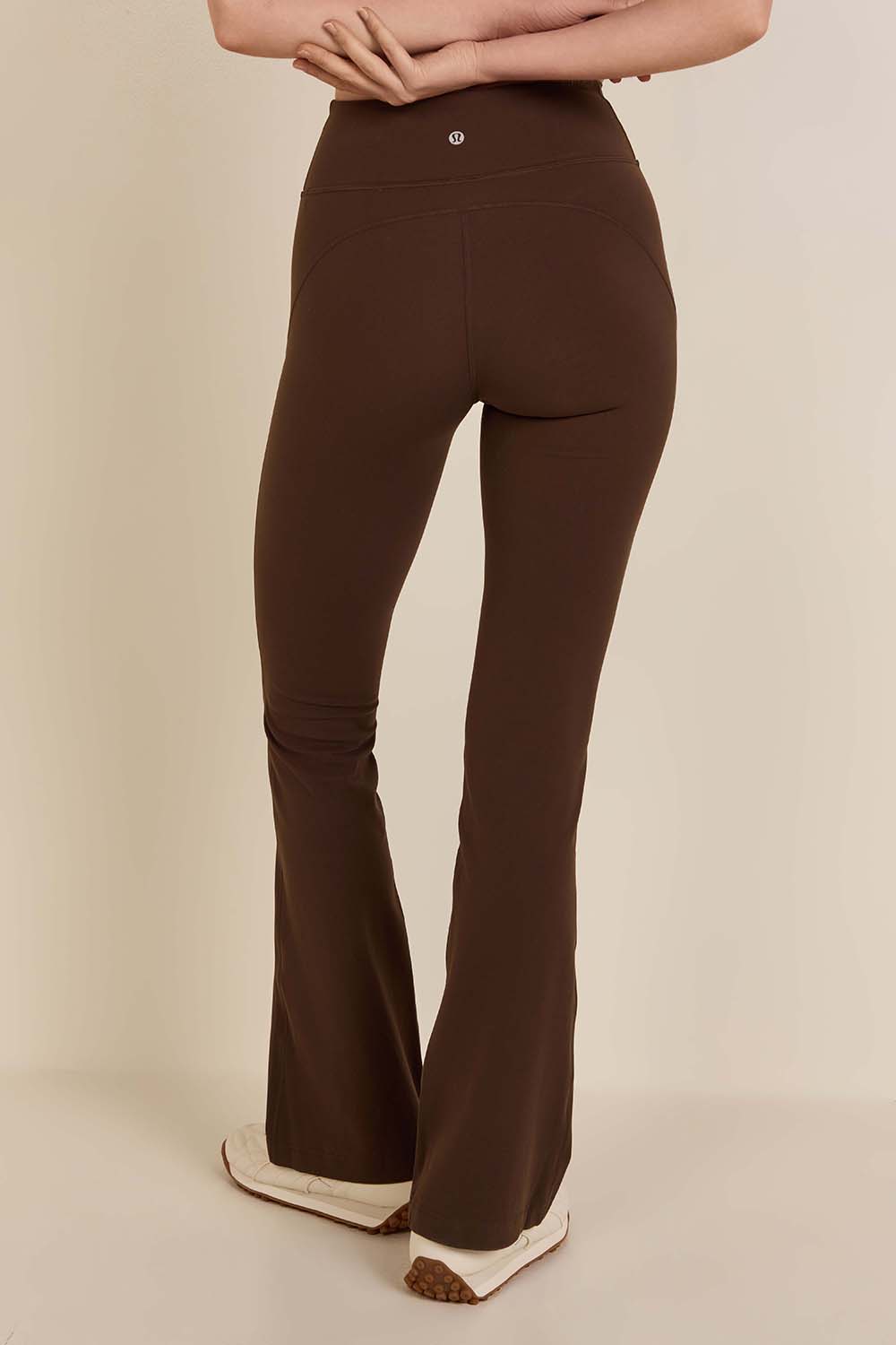 תמונת דוגמן אחורית של Groove Nulu High-Rise Flared Pant Regular