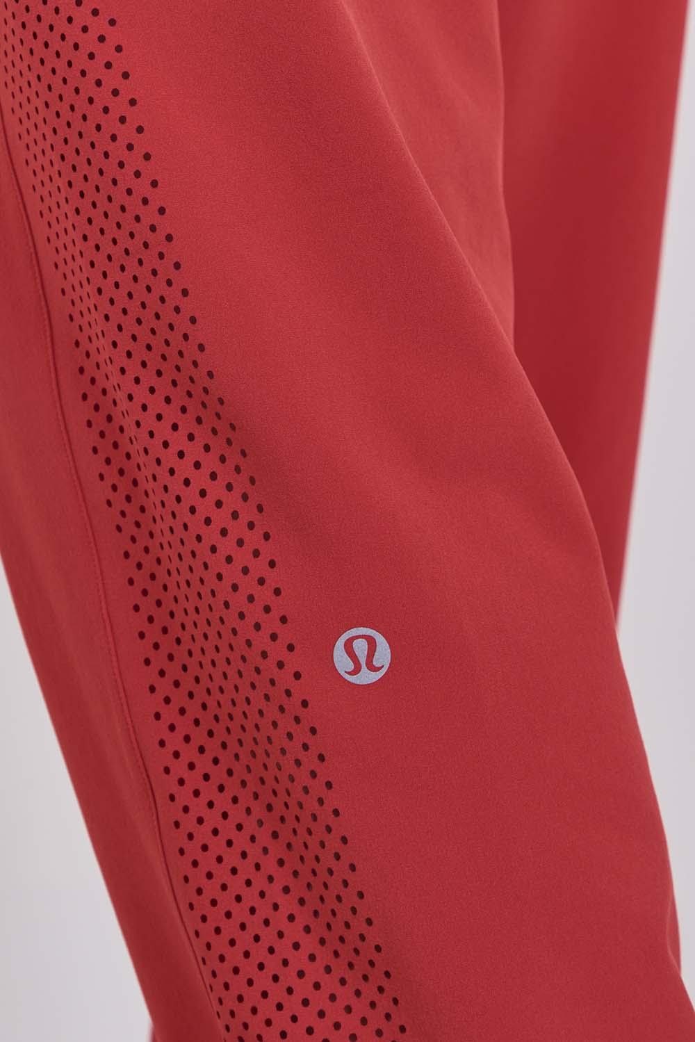 תמונת תקריב דוגמן של Adapted State High-Rise Jogger Stripe