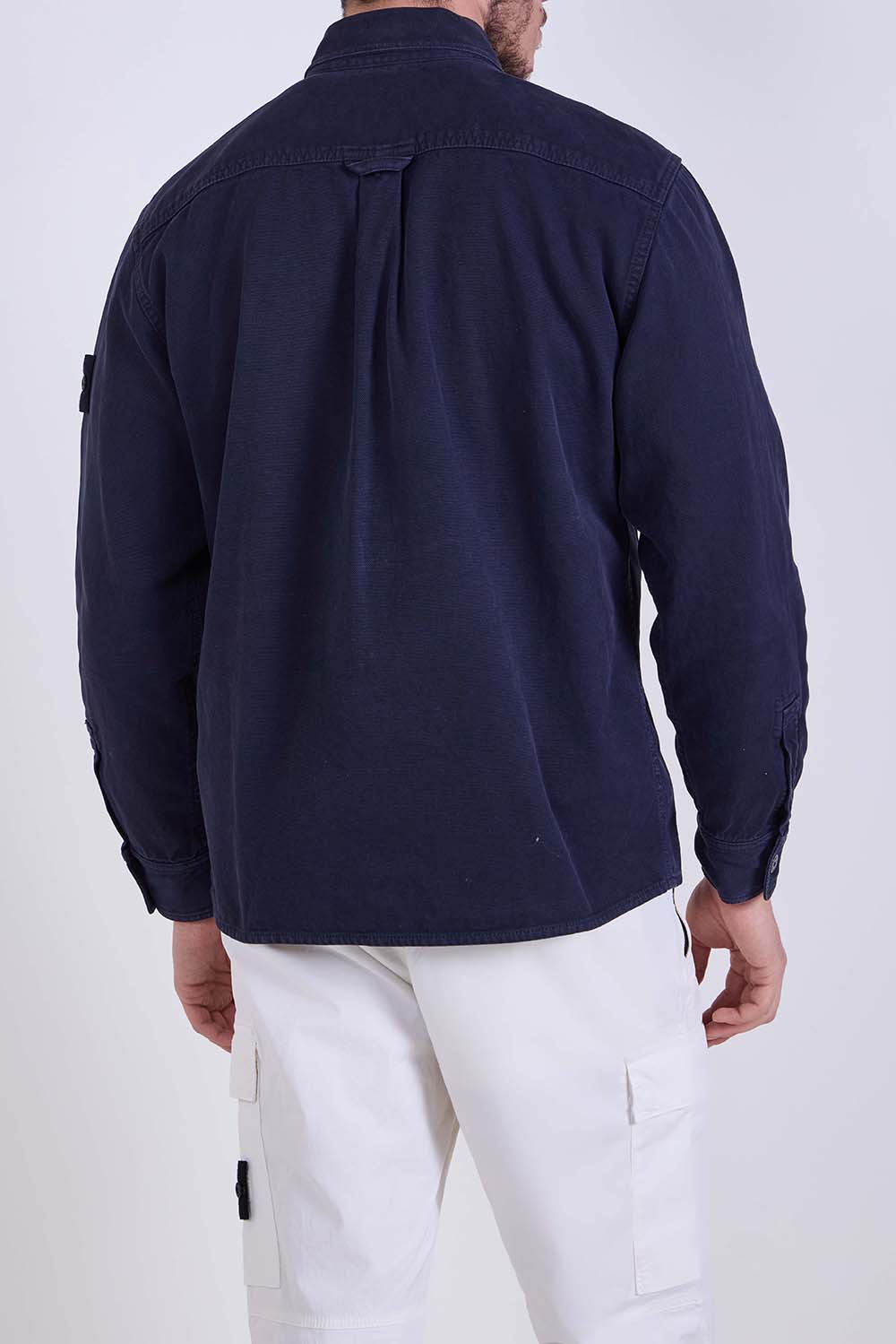 תמונת דוגמן אחורית של חולצה מכופתרת