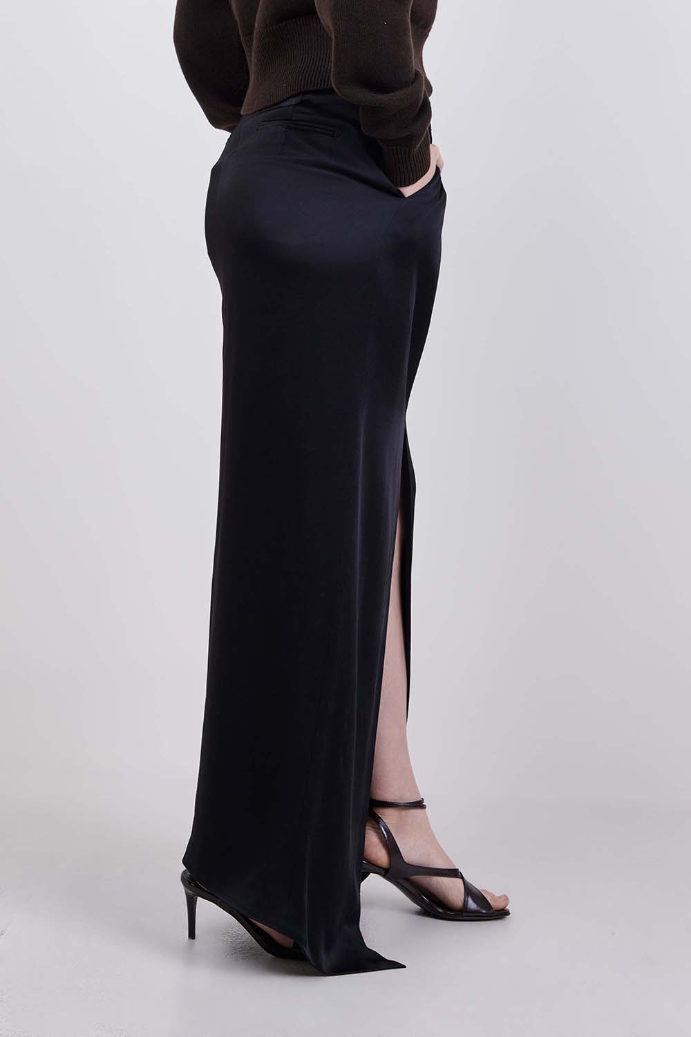 תמונת דוגמן אחורית של חצאית מחויטת מקסי