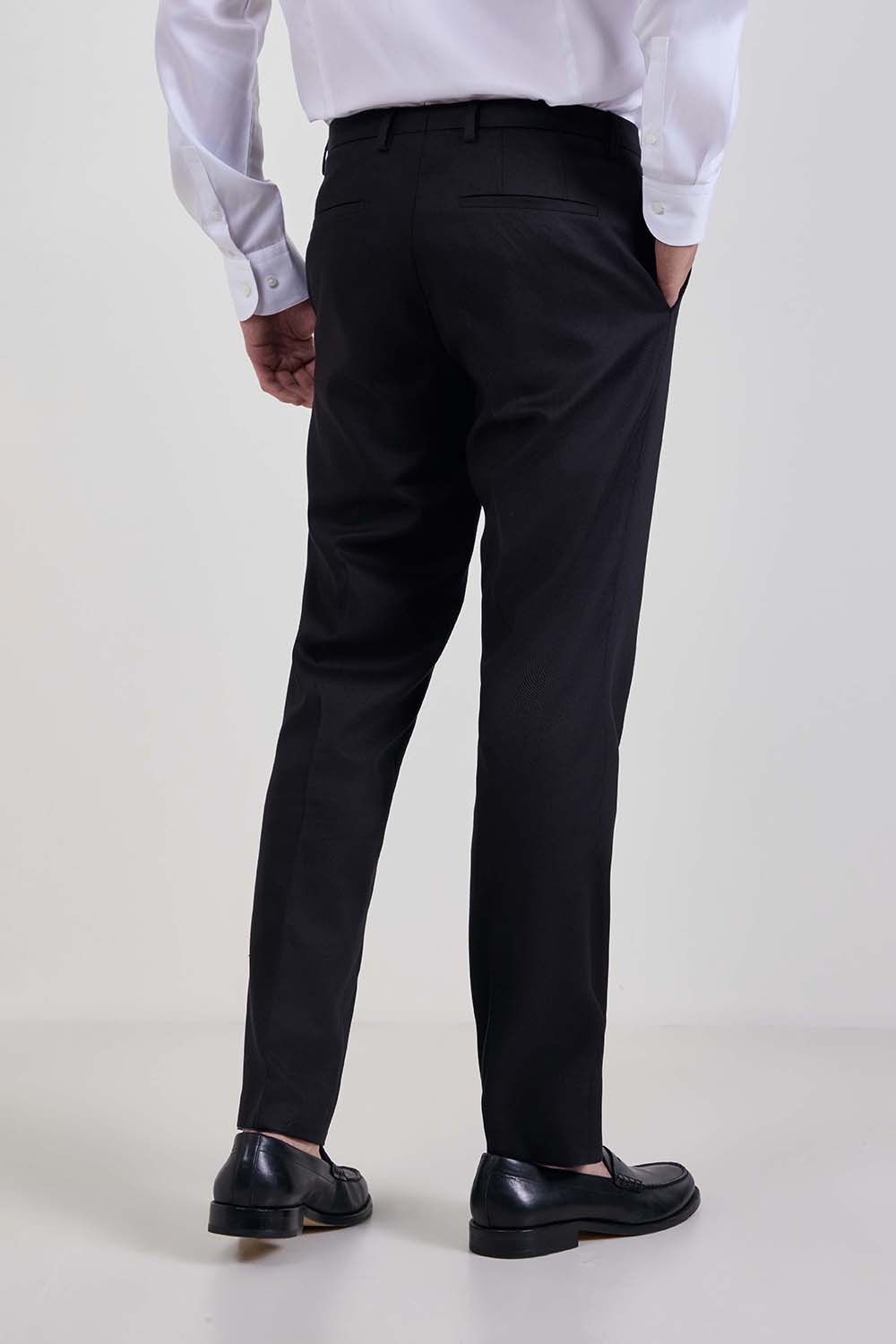 תמונת דוגמן אחורית של מכנסיים מחויטים