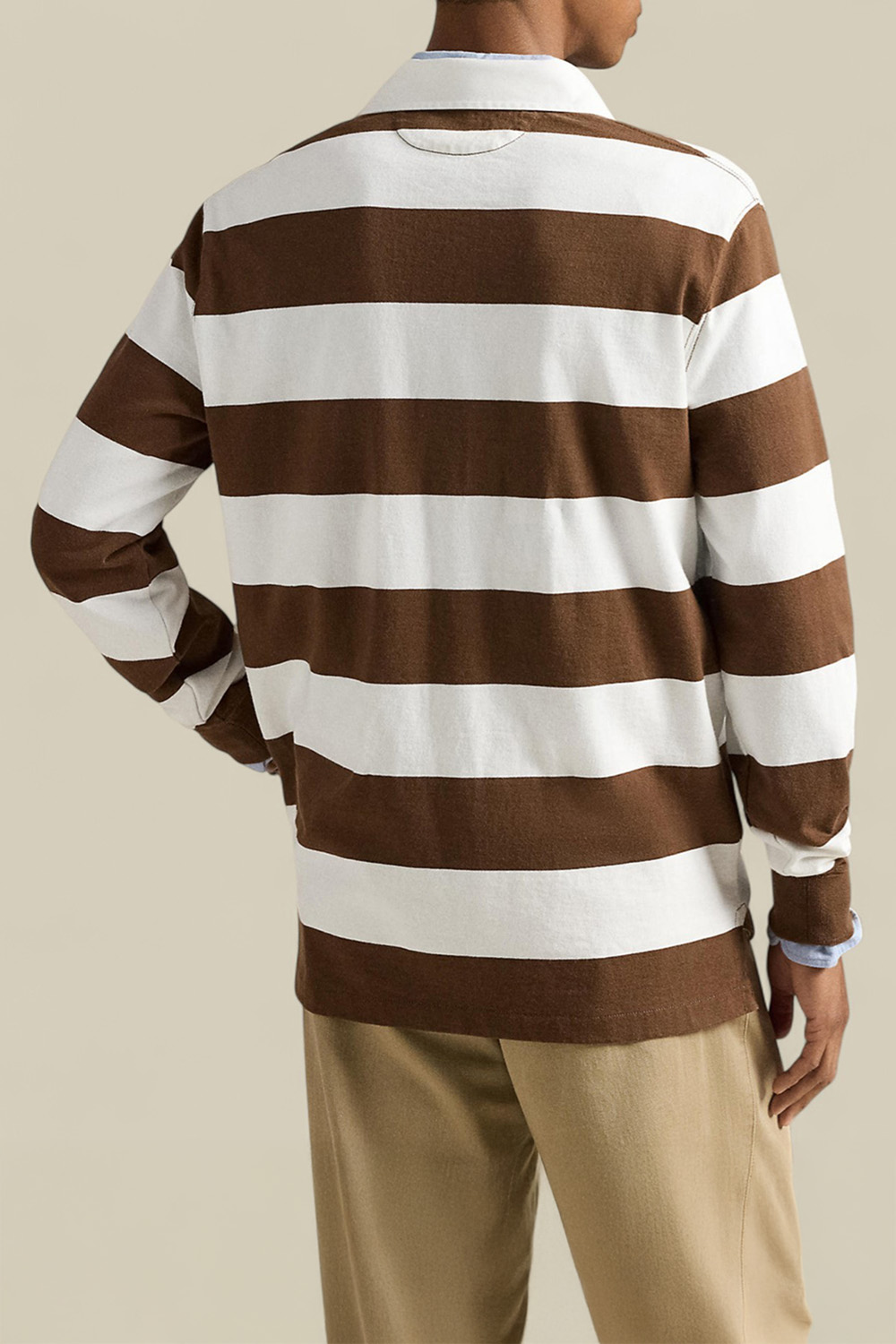 תמונת דוגמן אחורית של חולצת פולו