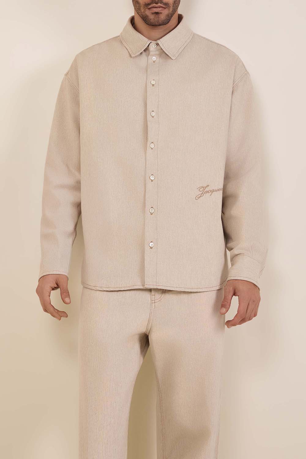 תמונת דוגמן קידמית של חולצה מכופתרת