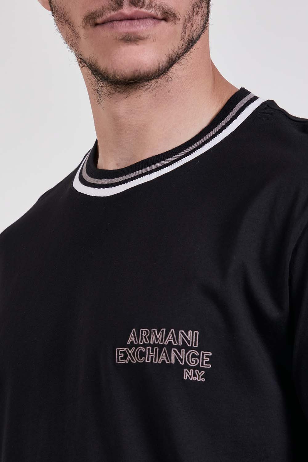 תמונת תקריב דוגמן של חולצת טי בגזרה ישרה