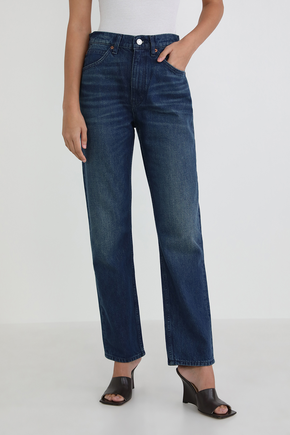 תמונת דוגמן קידמית של מכנסי ג`ינס שנות ה-70 בגזרה ישרה