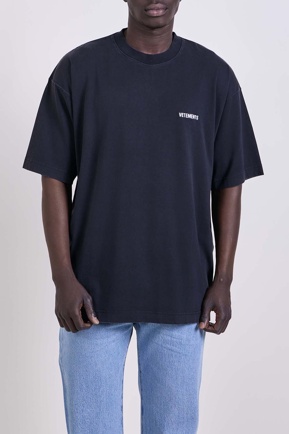 תמונת דוגמן קידמית של חולצת טי