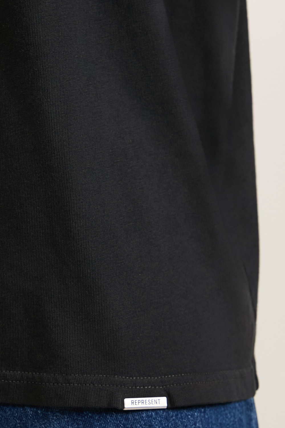 תמונת דוגמן אחורית של חולצת טי