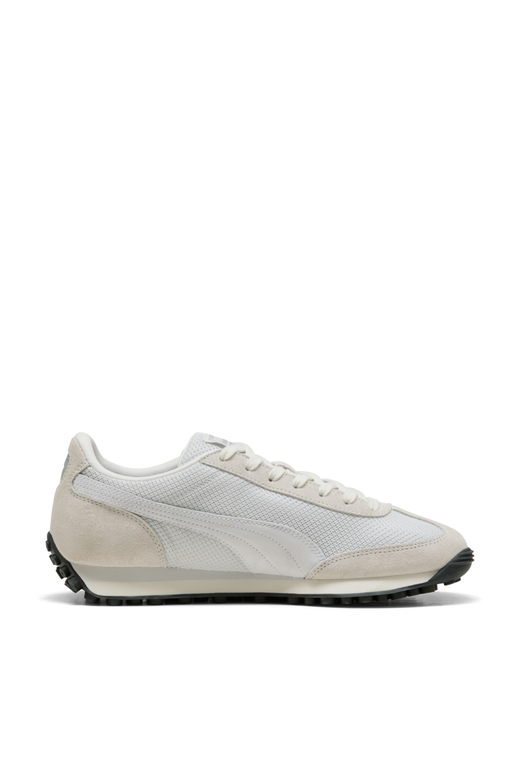 תמונה קידמית של נעלי סניקרס