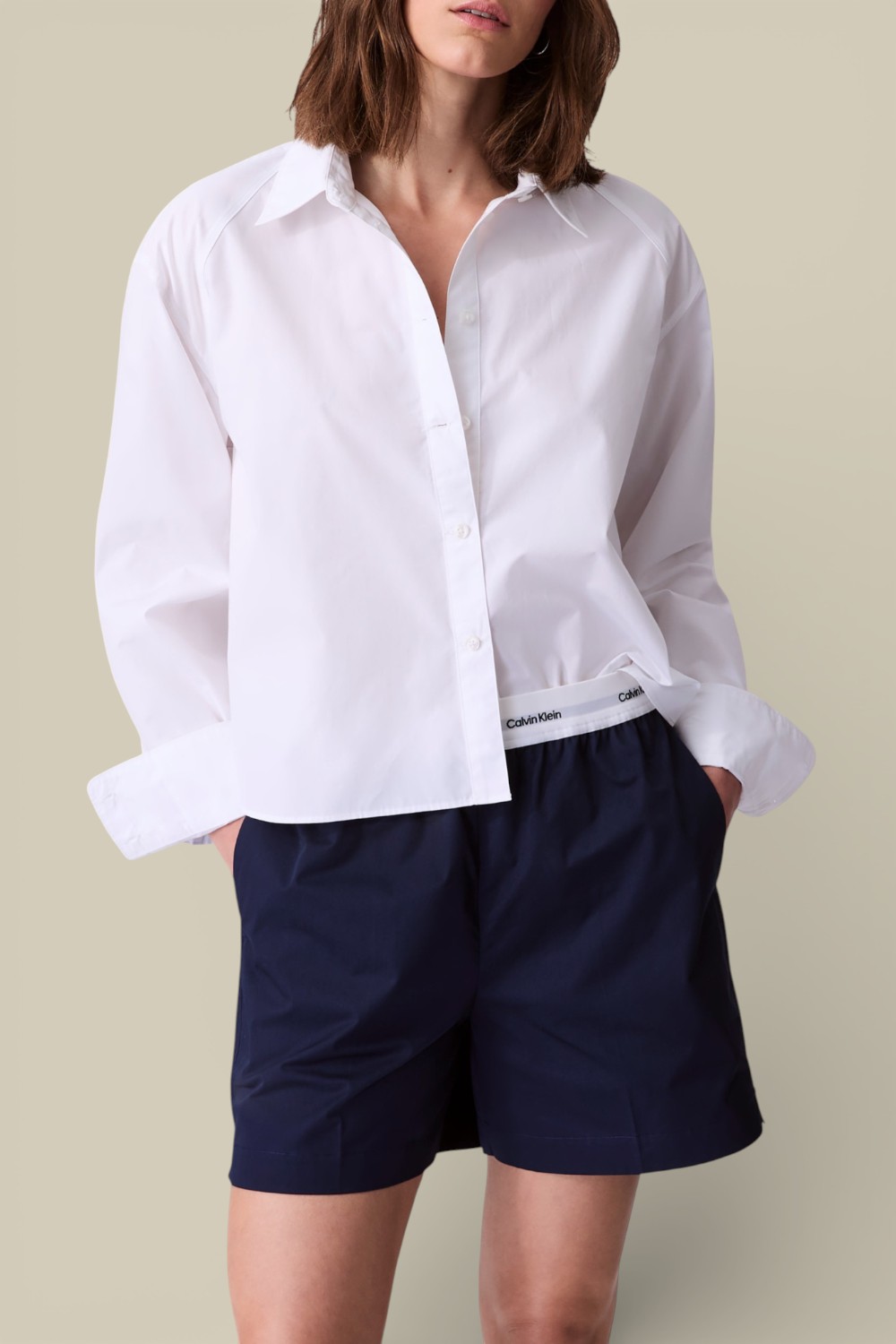 תמונת דוגמן קידמית של חולצת כפתורים קרופ