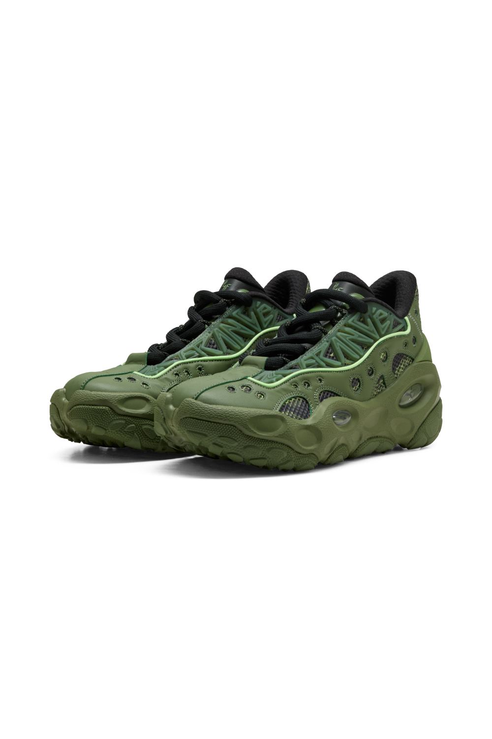 תמונת תקריב של נעלי כדורסל לה פרנס RNR מלו X פומה