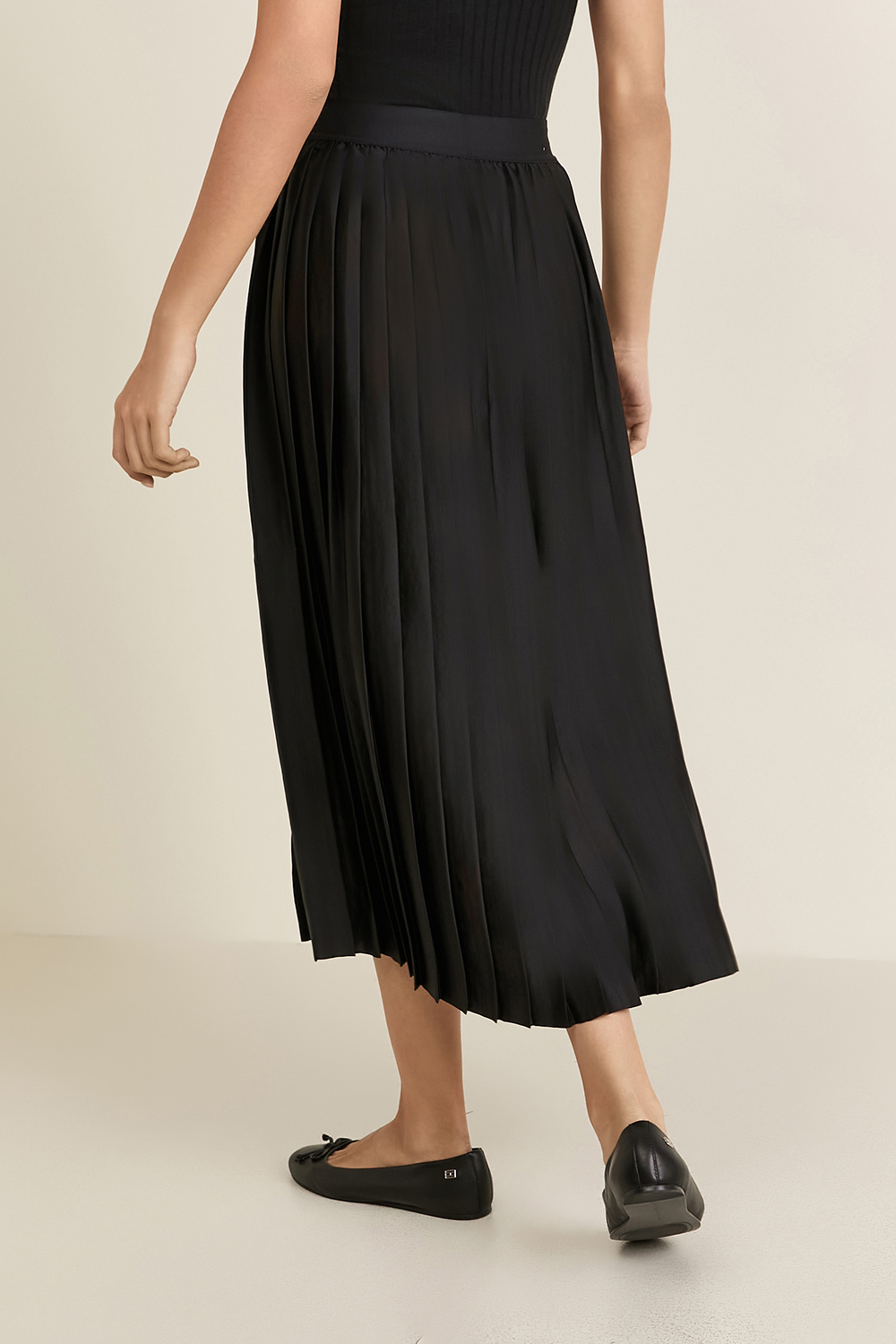 תמונת דוגמן אחורית של Satin Pleated Midi Skirt