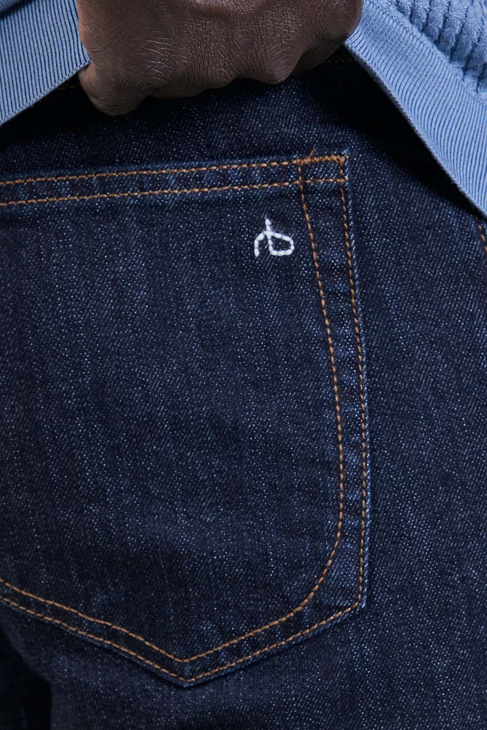 תמונת תקריב דוגמן של מכנסי ג'ינס