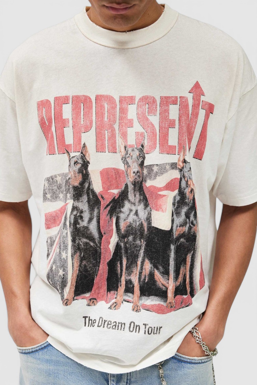 תמונת תקריב דוגמן של חולצת טי אוברסייז