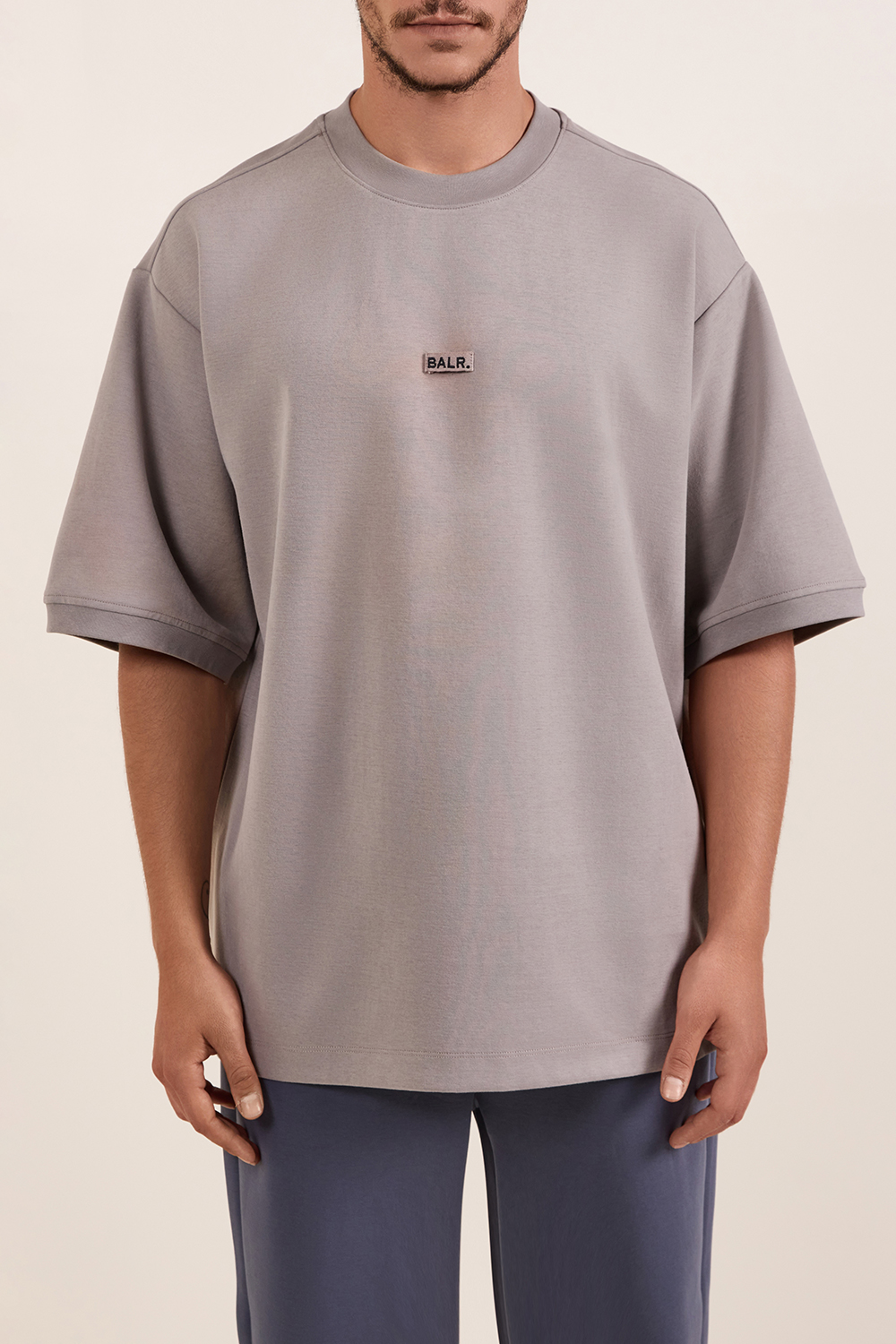 תמונת דוגמן קידמית של חולצת טי אוברסייז