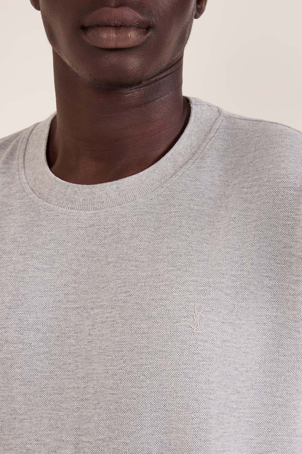 תמונת תקריב דוגמן של חולצת טי פיקה