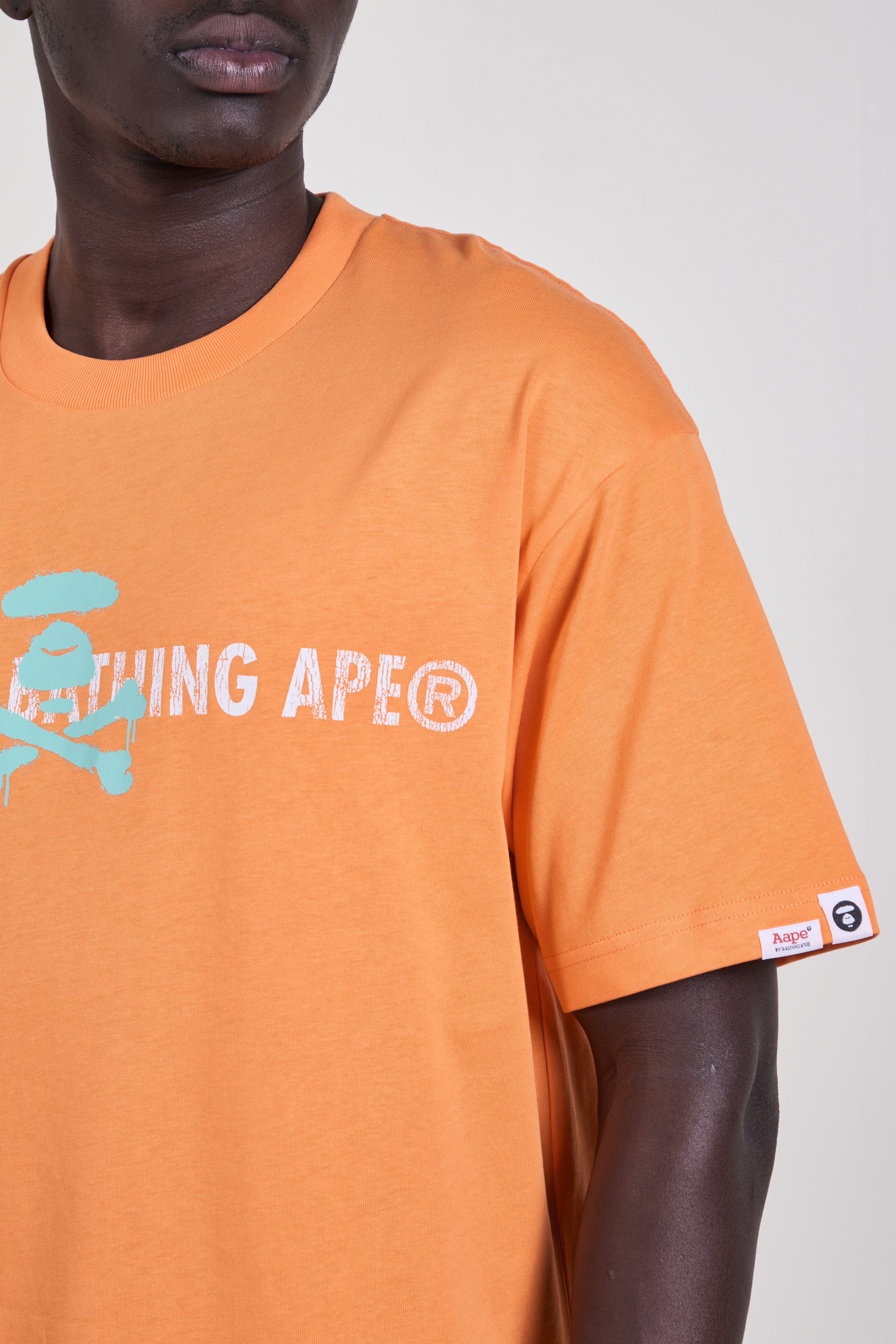 תמונת תקריב דוגמן של חולצת טי בגזרה ישרה