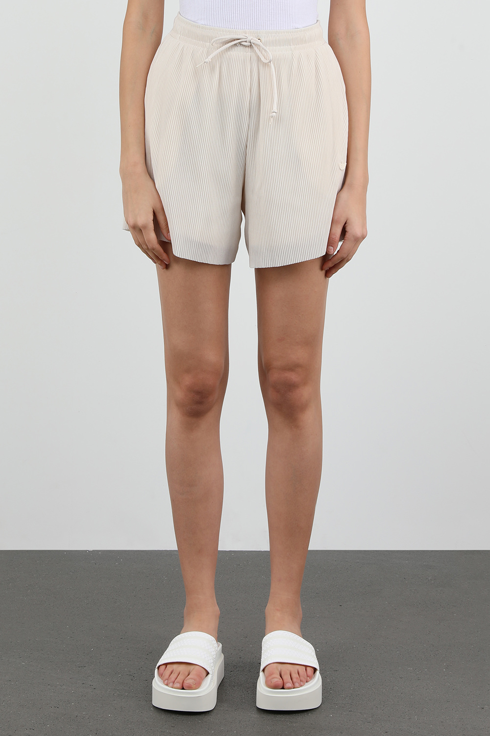 תמונת דוגמן קידמית של מכנסי ריב קצרים בגוון שמנת