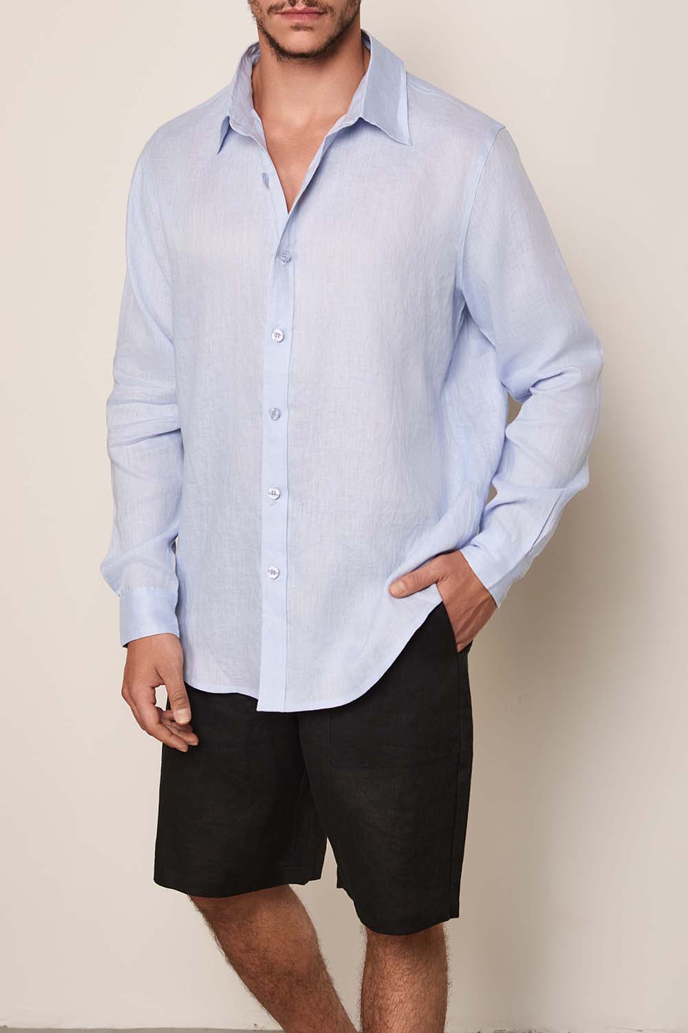 תמונת דוגמן קידמית של חולצה מכופתרת