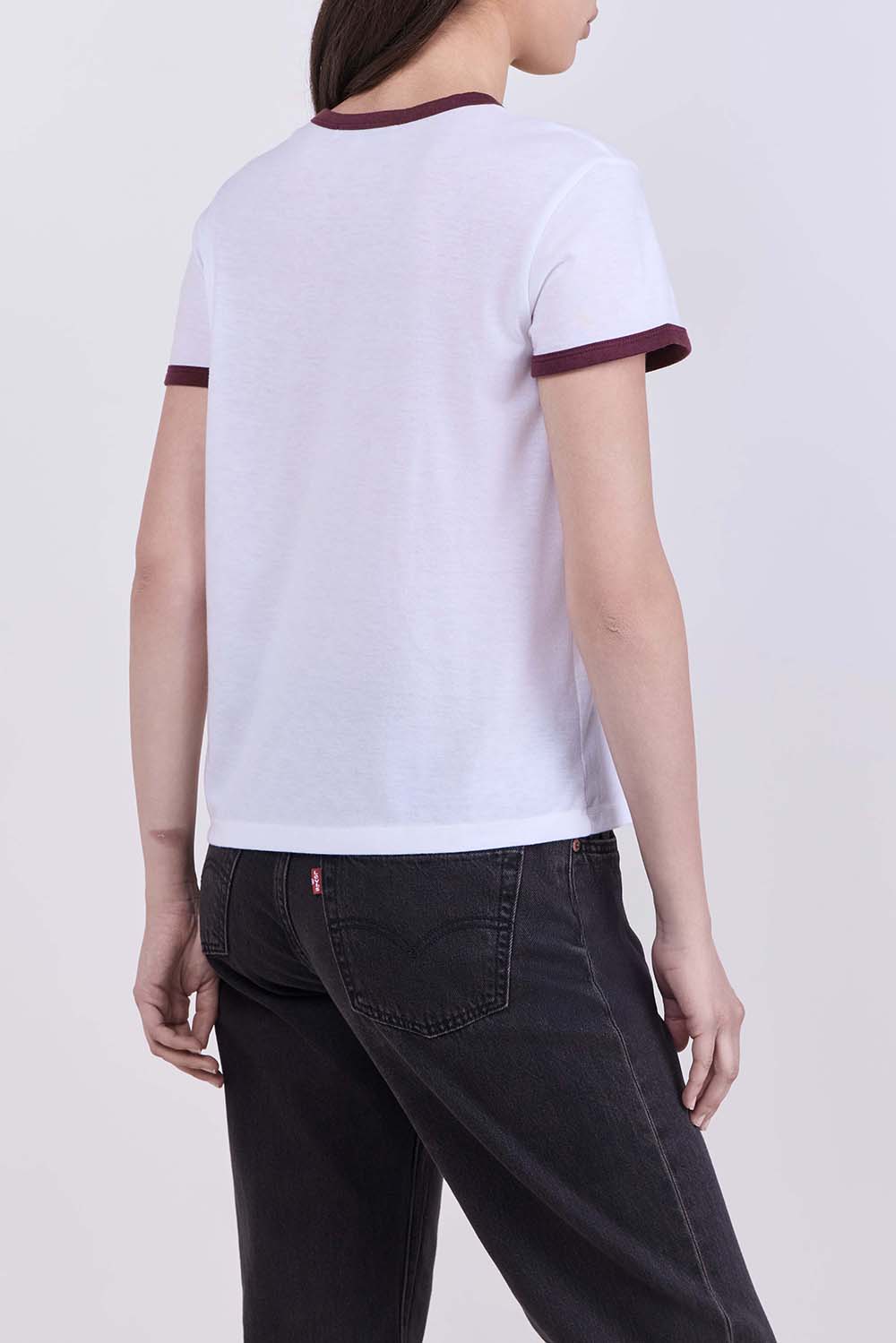 תמונת דוגמן אחורית של חולצת טי בגזרה ישרה