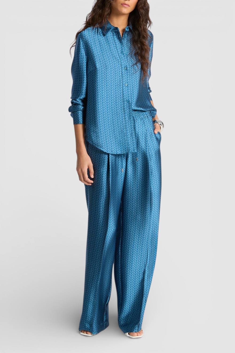 תמונת תקריב דוגמן של חולצה מכופתרת