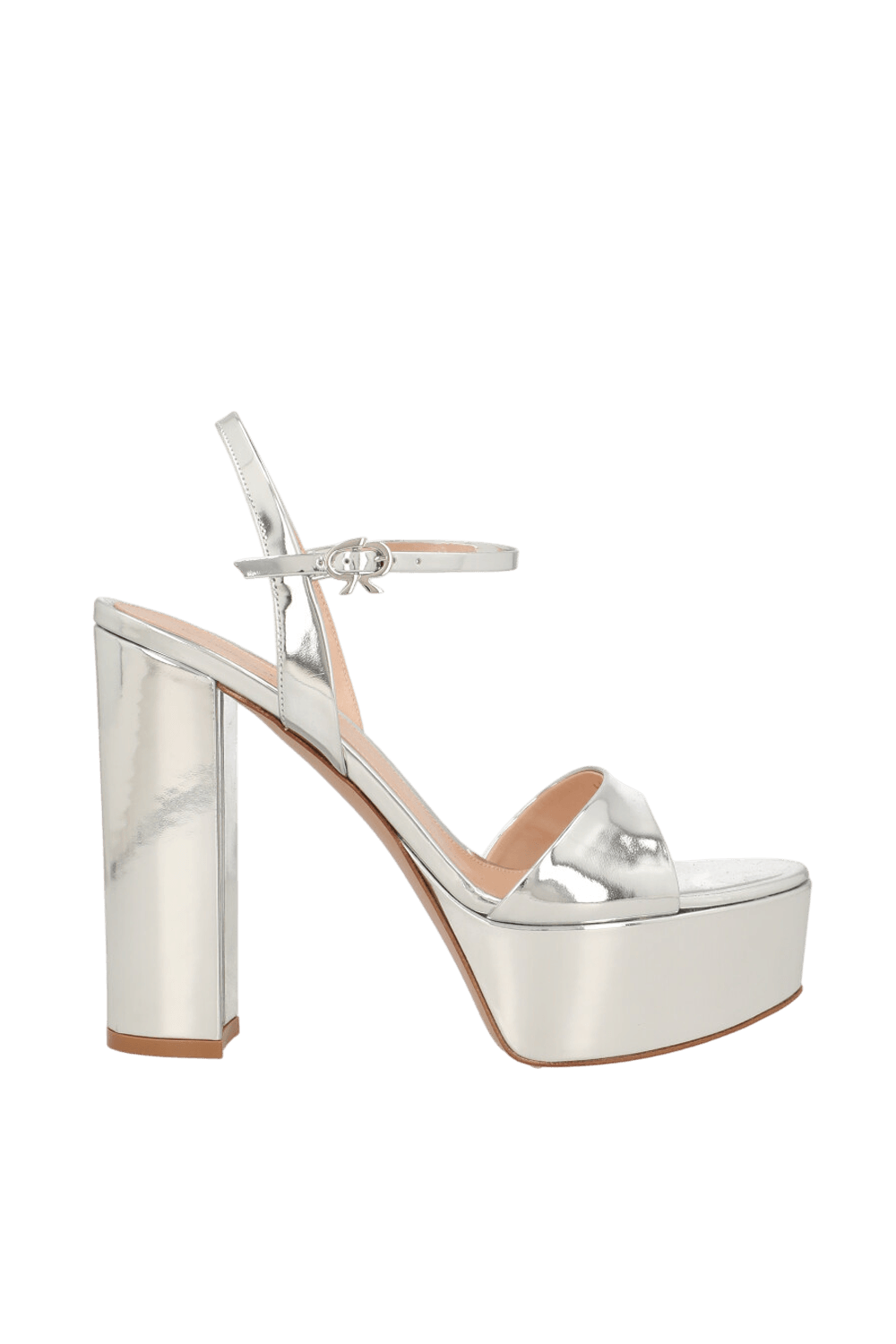 תמונה קידמית של סנדלי עקב פלטפורמה