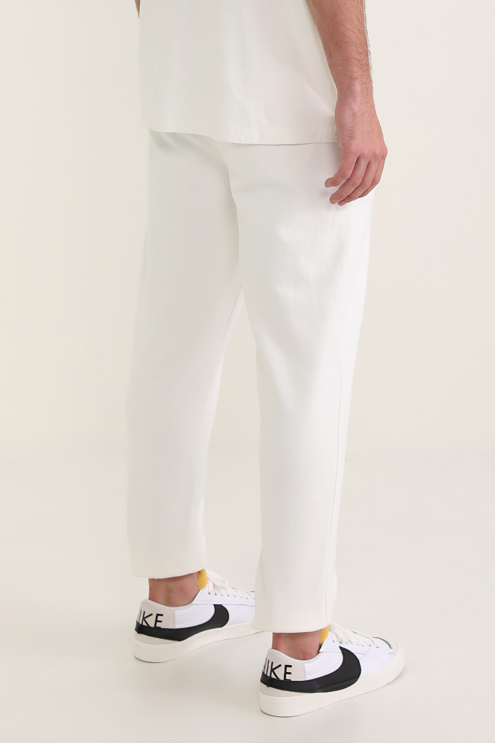 תמונת דוגמן אחורית של סטייפל X אן ווי או אף קומיוניטי מכנסי ג'וג