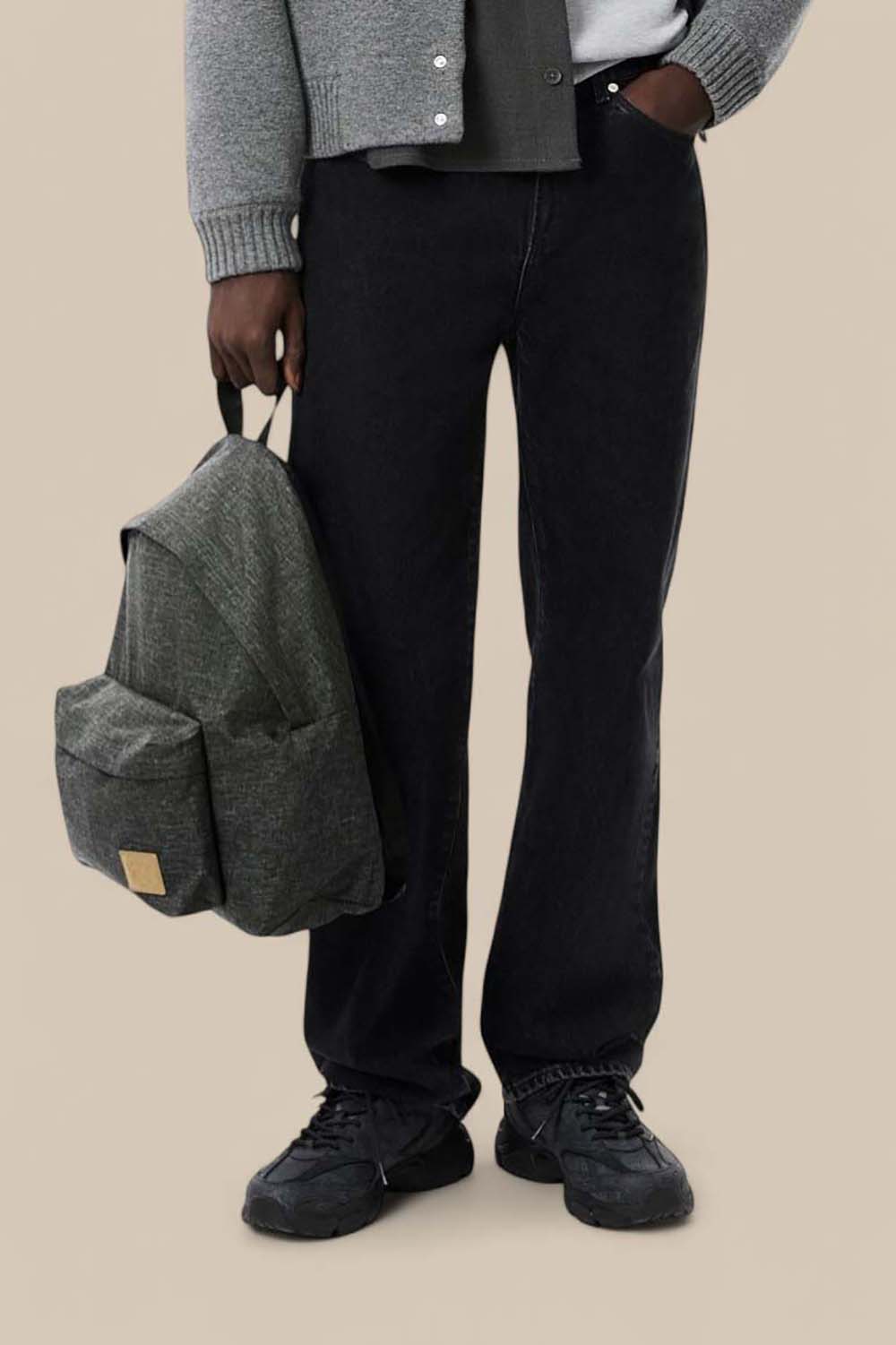 תמונת דוגמן קידמית של תיק גב ללפטופ