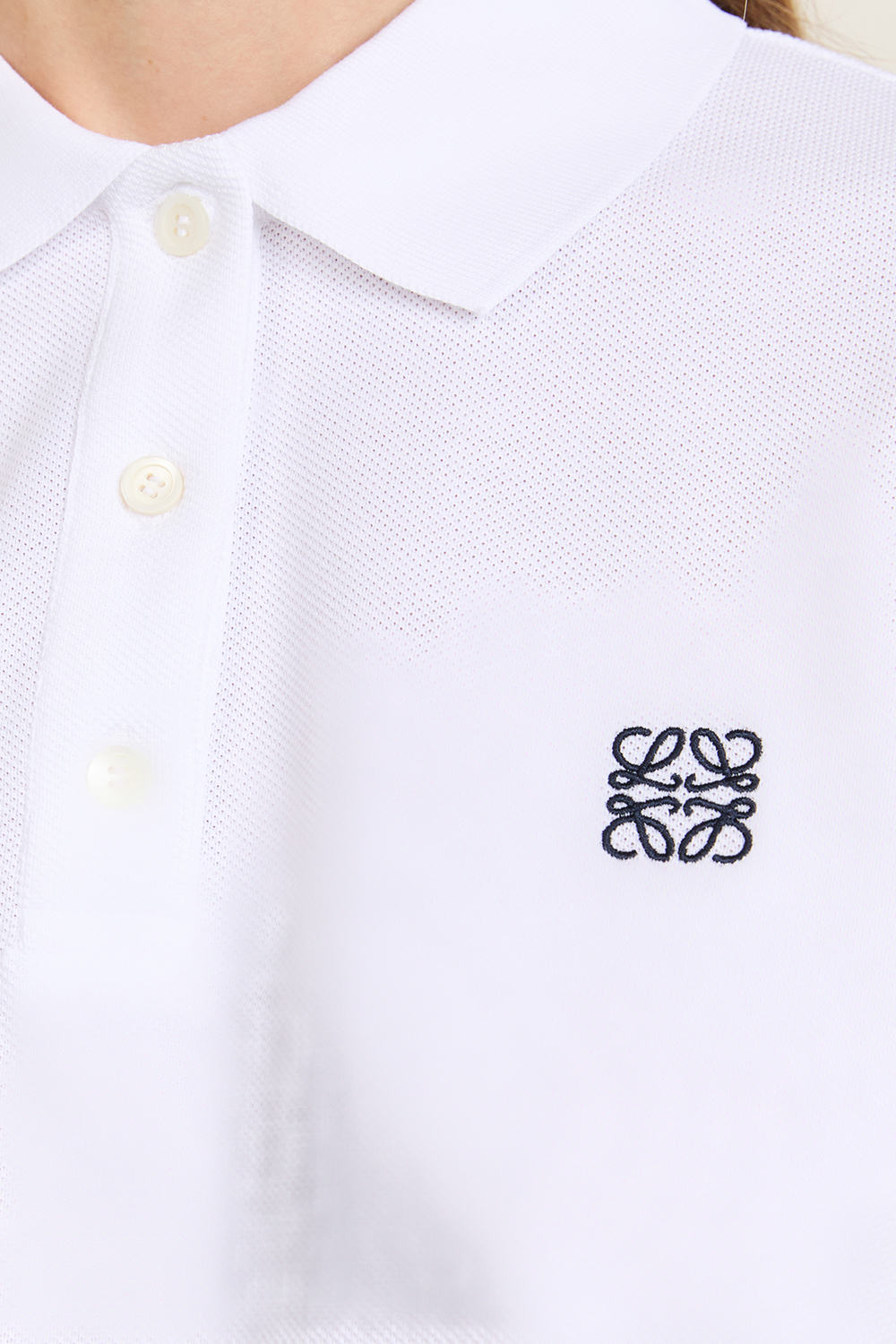 תמונת תקריב דוגמן של חולצת פולו קרופ