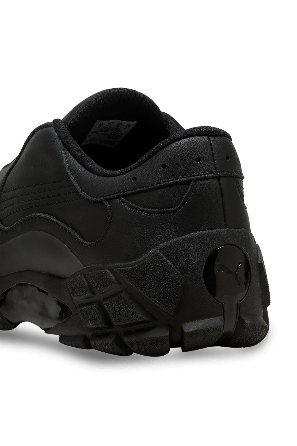 תמונת תקריב של נעלי סניקרס פומה X סקפטה