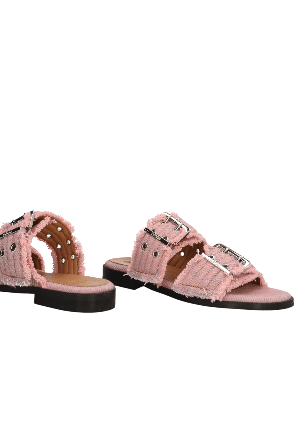 תמונת תקריב של סנדלי דנים