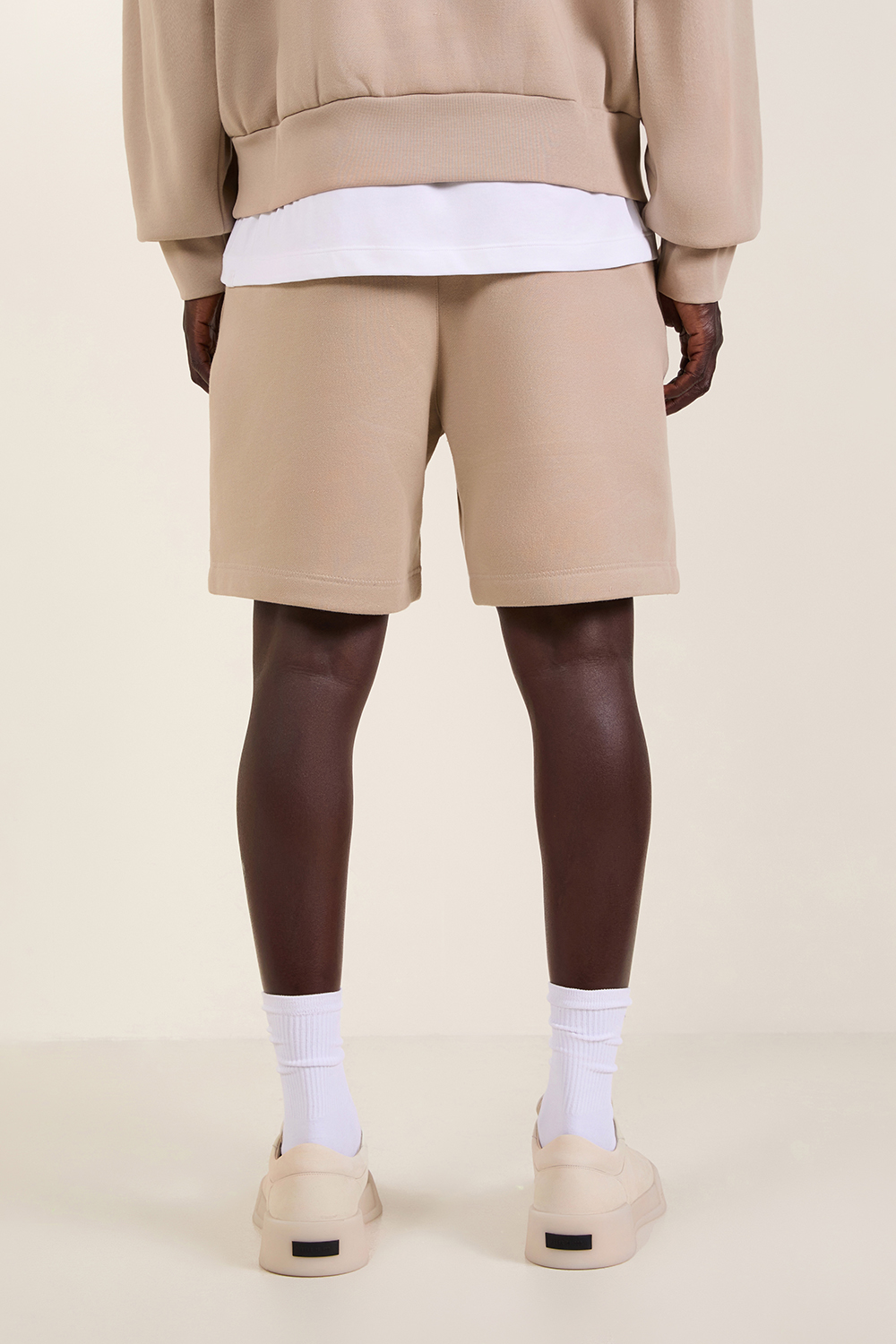 תמונת תקריב דוגמן של מכנסיים קצרים פליז