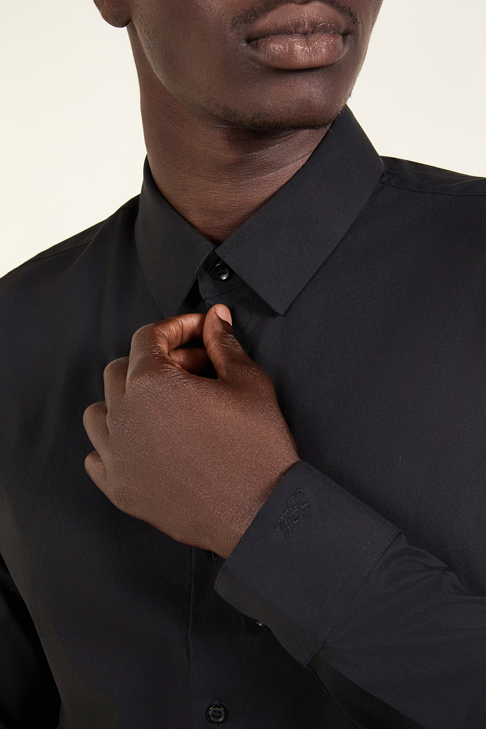 תמונת תקריב דוגמן של חולצה מכופתרת