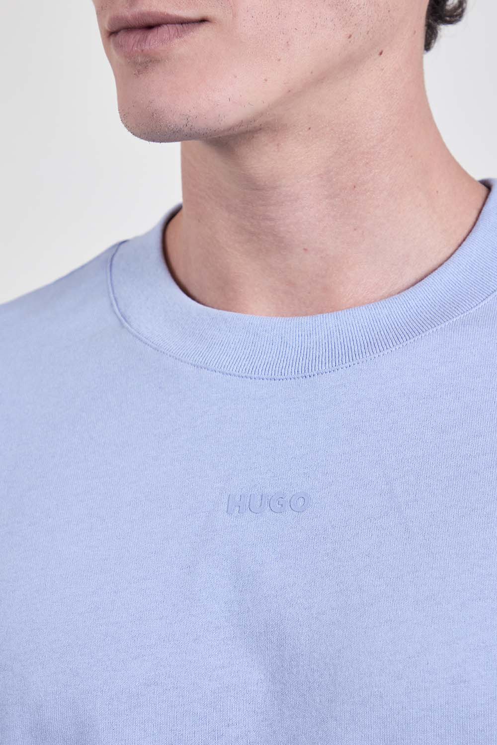 תמונת תקריב דוגמן של חולצת טי בגזרה משוחררת