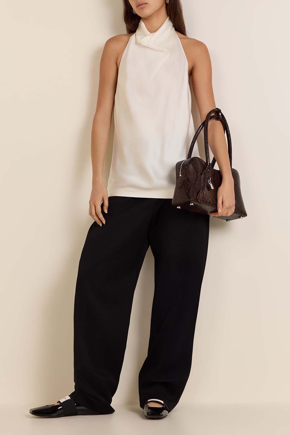 תמונת דוגמן קידמית של תיק כתף בגודל מדיום