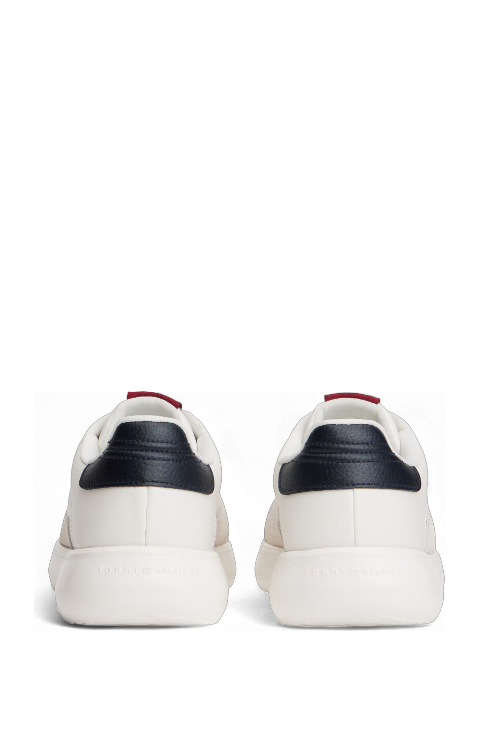 תמונת תקריב של נעלי סניקרס