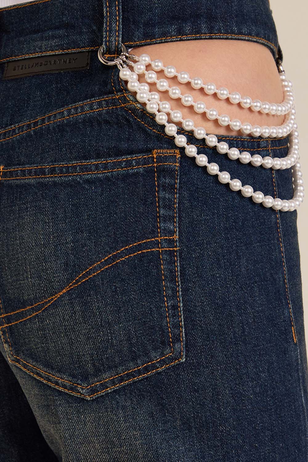 תמונת תקריב דוגמן של מכנסי ג'ינס בגזרה ישרה