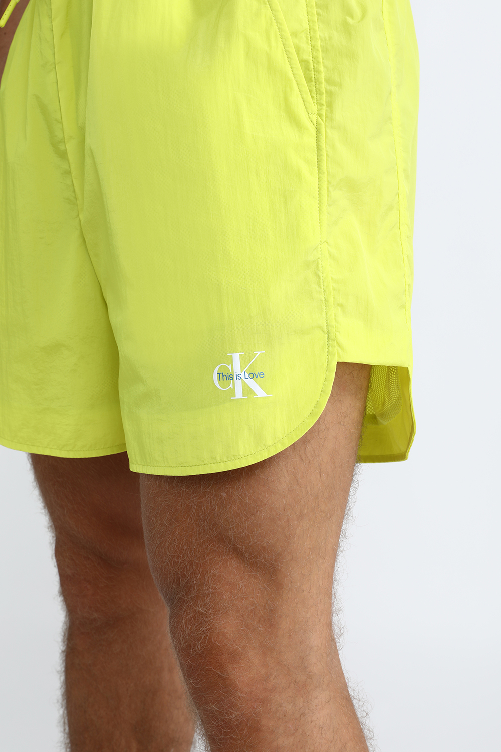 תמונת תקריב דוגמן של מכנסי בגד ים 