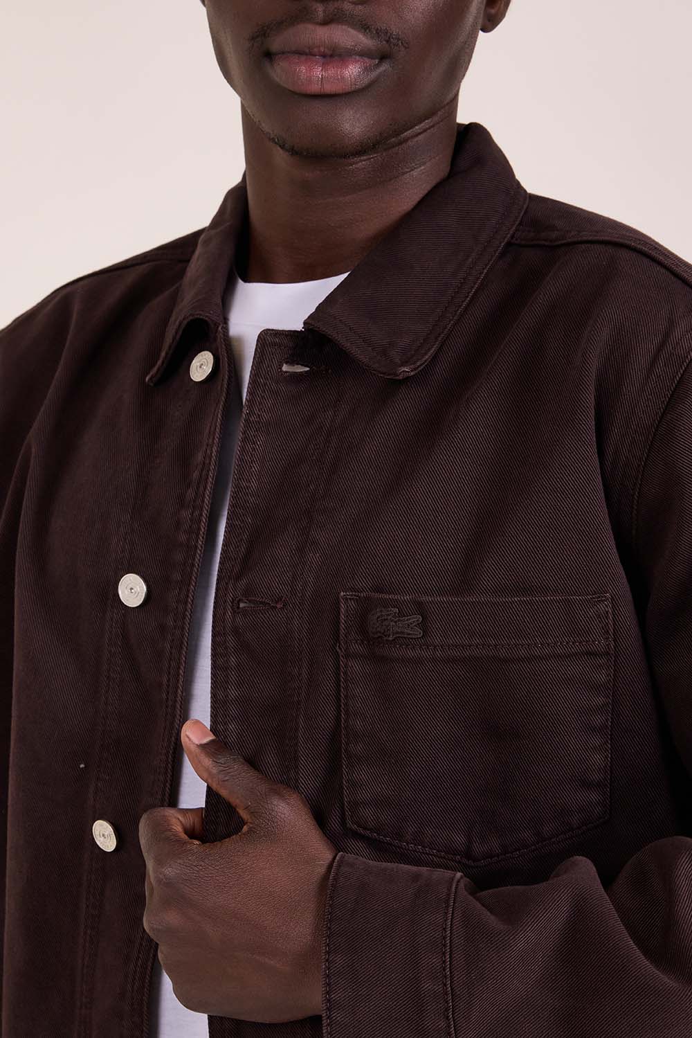 תמונת תקריב דוגמן של ז'קט-חולצה ג'ינס אוברסייז