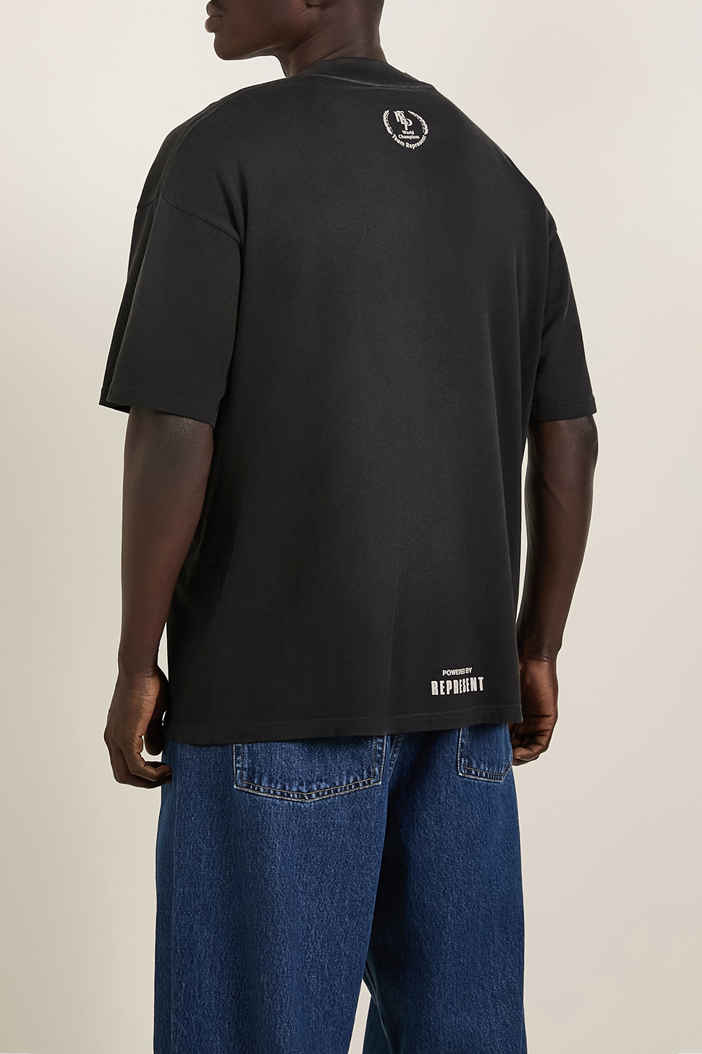 תמונת תקריב דוגמן של חולצת טי