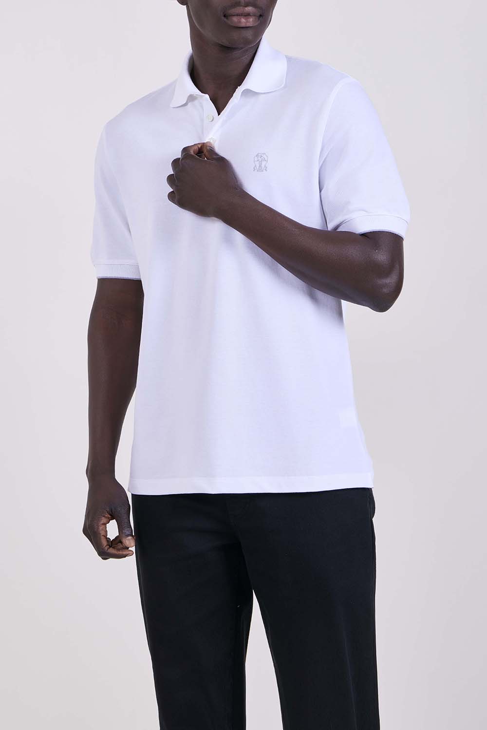 תמונת דוגמן קידמית של חולצת פולו בגזרת סלים