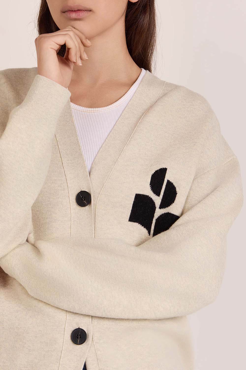 תמונת תקריב דוגמן של קרדיגן סריג