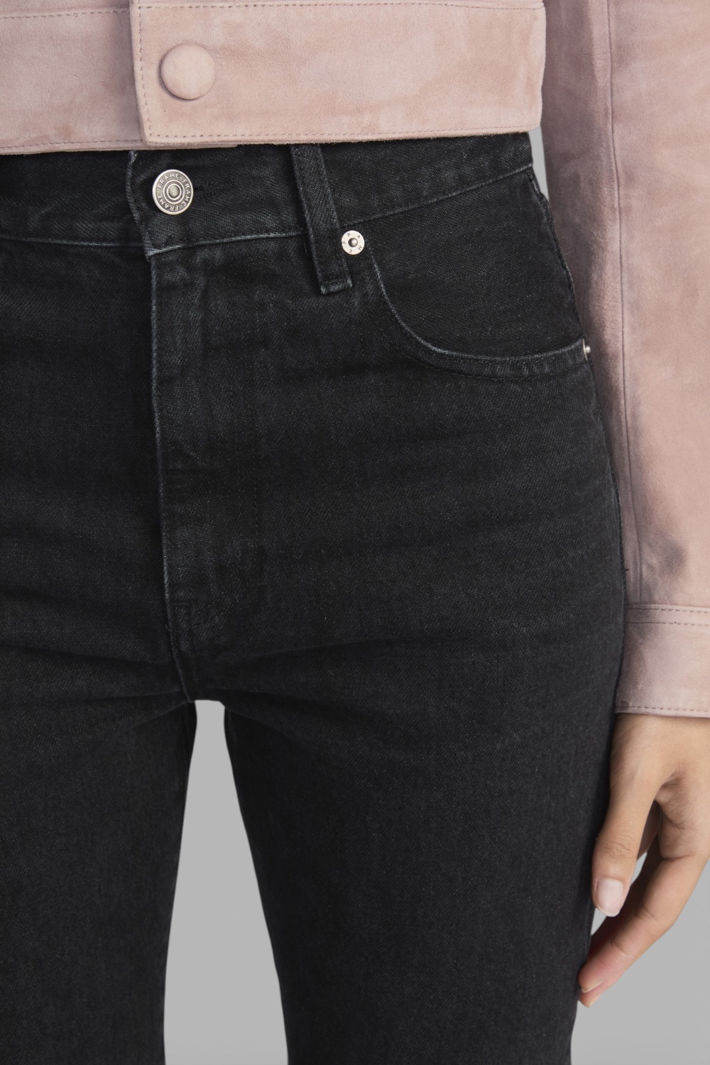 תמונת תקריב דוגמן של מכנסי ג'ינס בגזרה מתרחבת