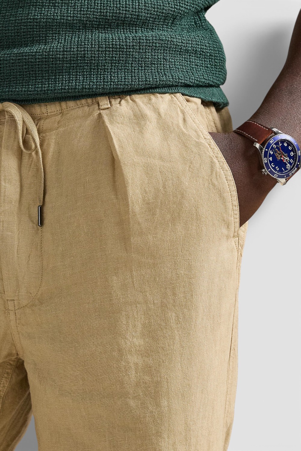 תמונת תקריב דוגמן של מכנסי פשתן ארוכים