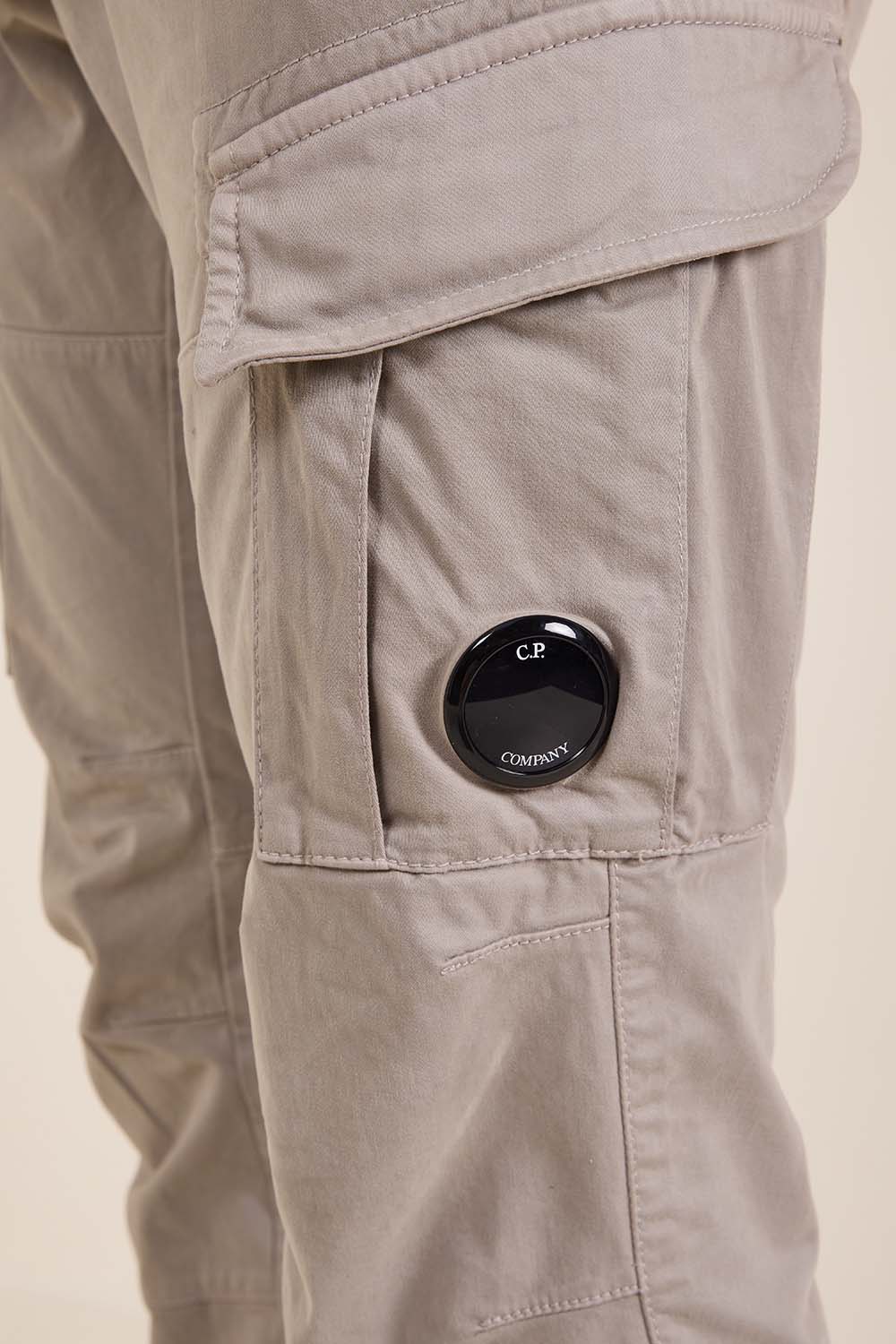 תמונת דוגמן אחורית של מכנסי קרגו