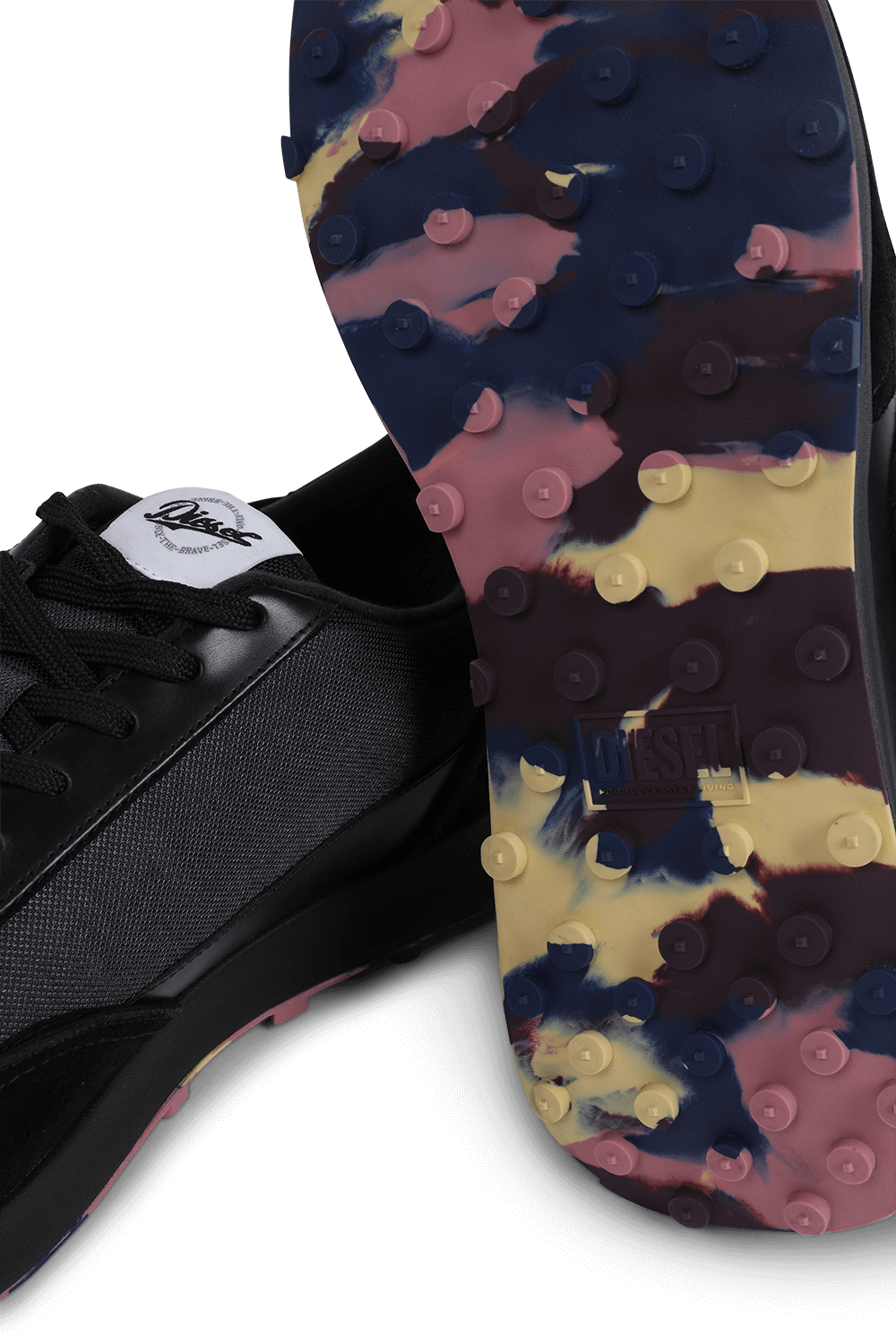 תמונת תקריב של נעלי ריצה שנות ה-70