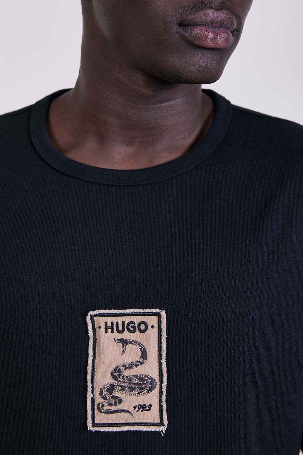 תמונת תקריב דוגמן של חולצת טי