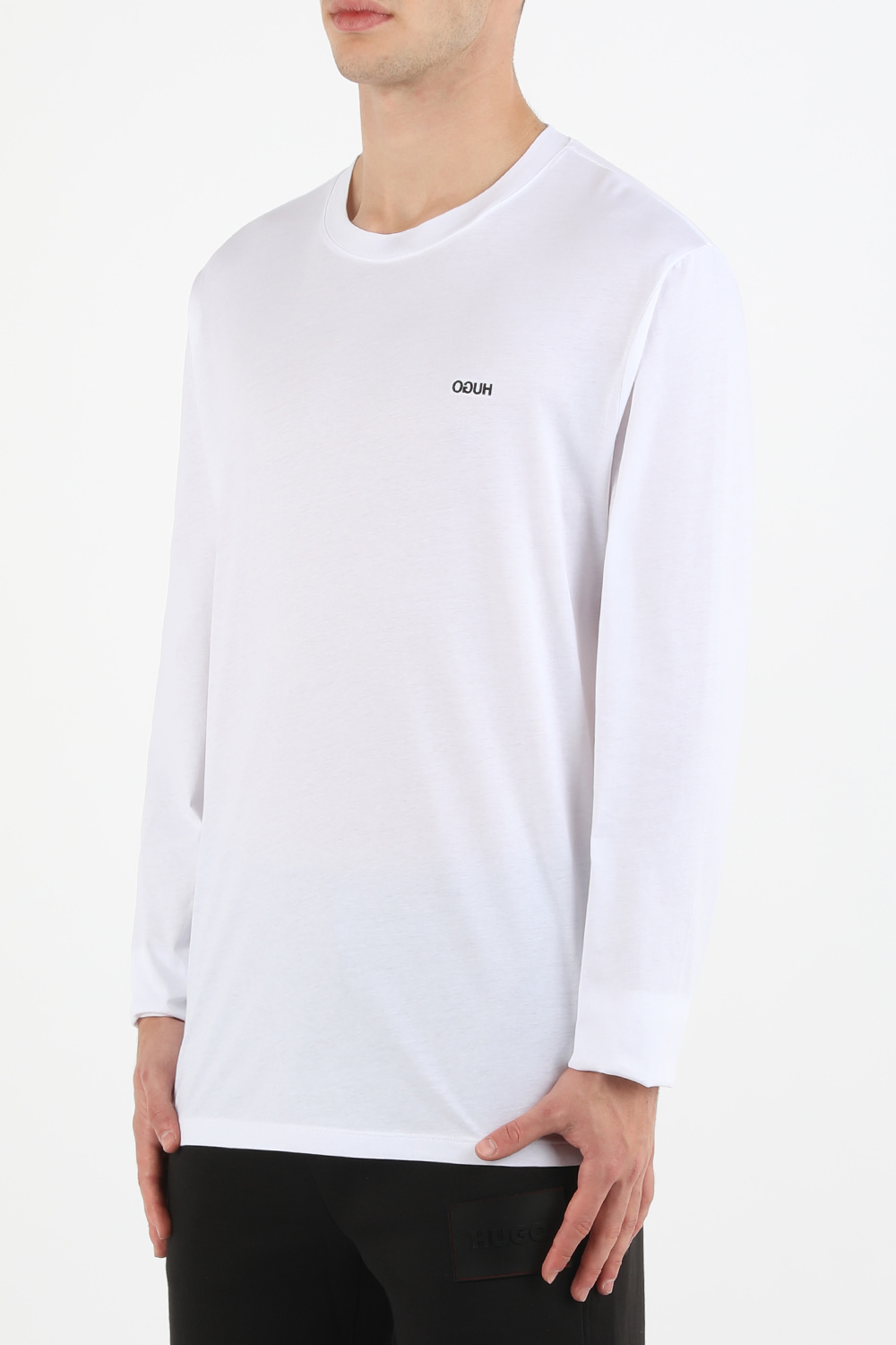 תמונת דוגמן קידמית של חולצת לוגו ארוכה בגוון לבן