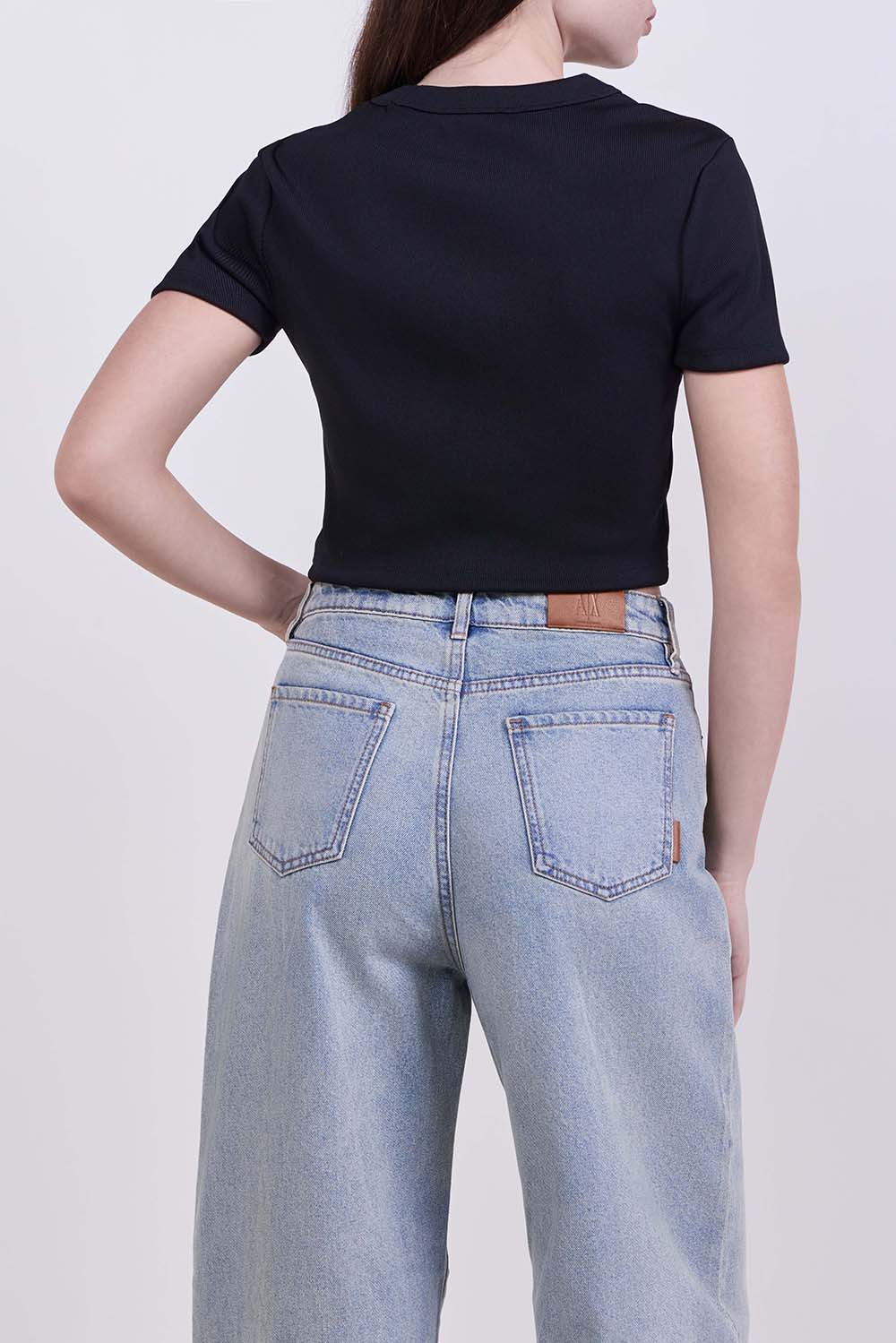 תמונת דוגמן אחורית של חולצת טי בגזרת קרופ