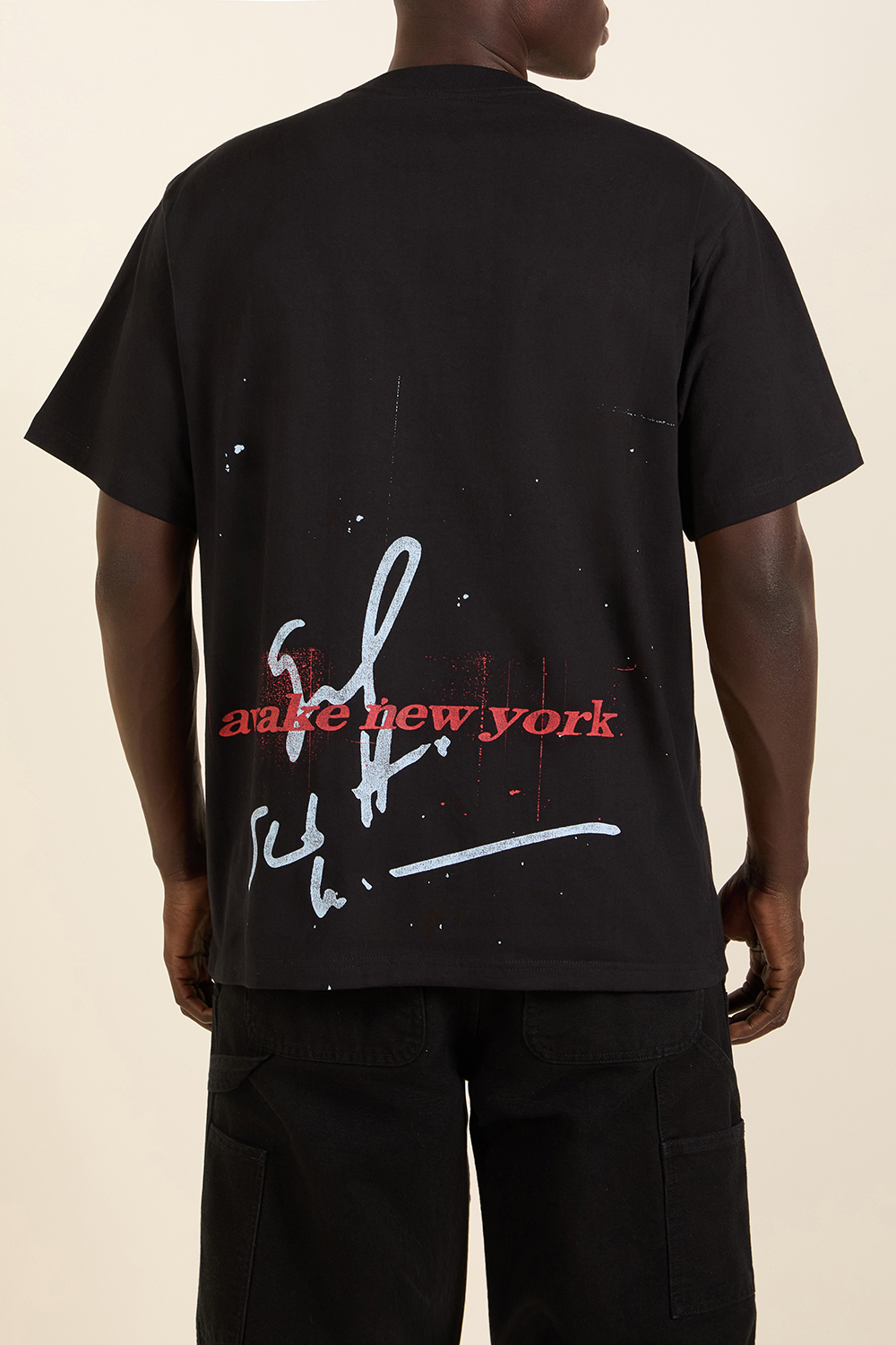 תמונת תקריב דוגמן של חולצת טי גיל סקוט-הרון