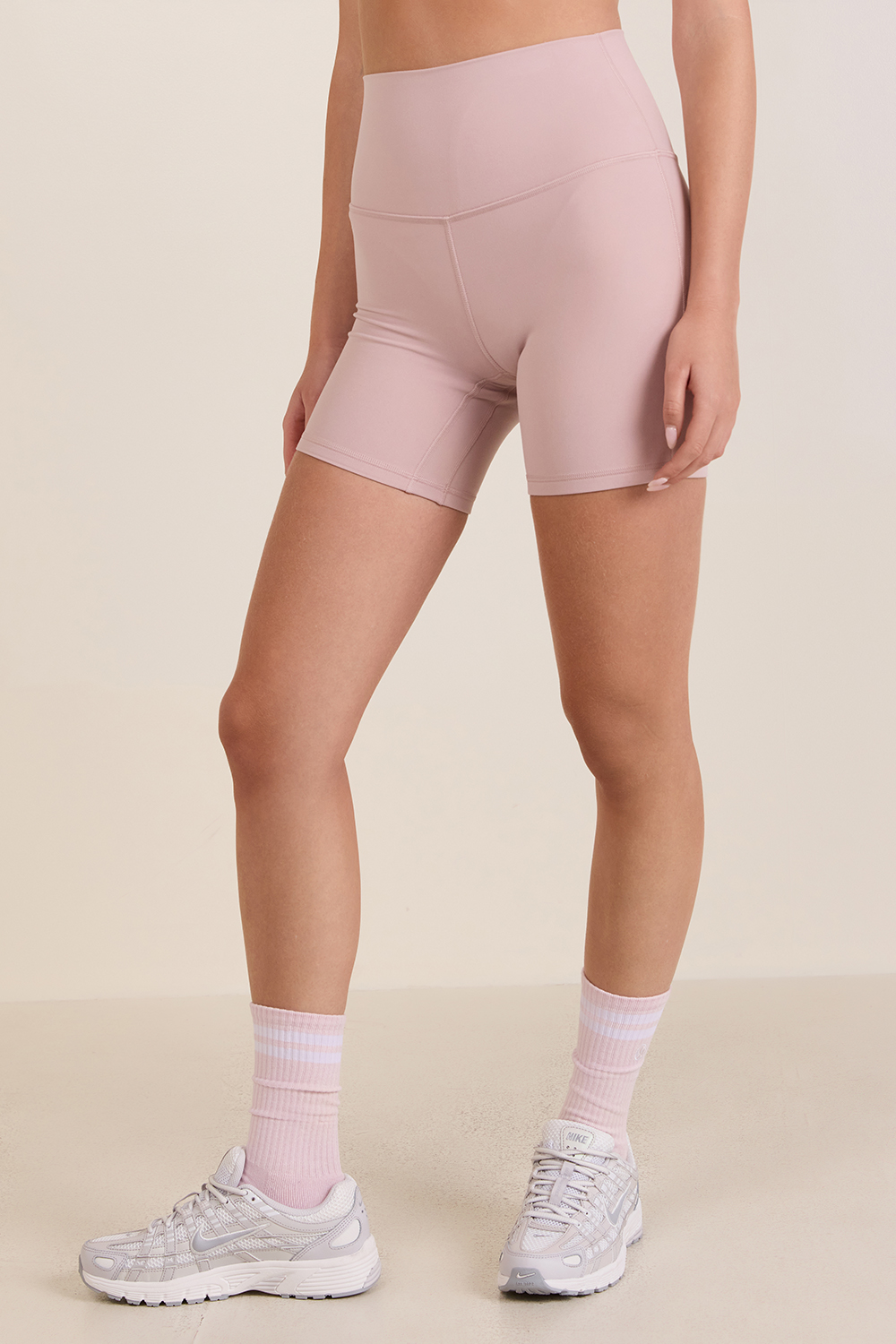 תמונת דוגמן קידמית של Align&trade; High-Rise Short 6